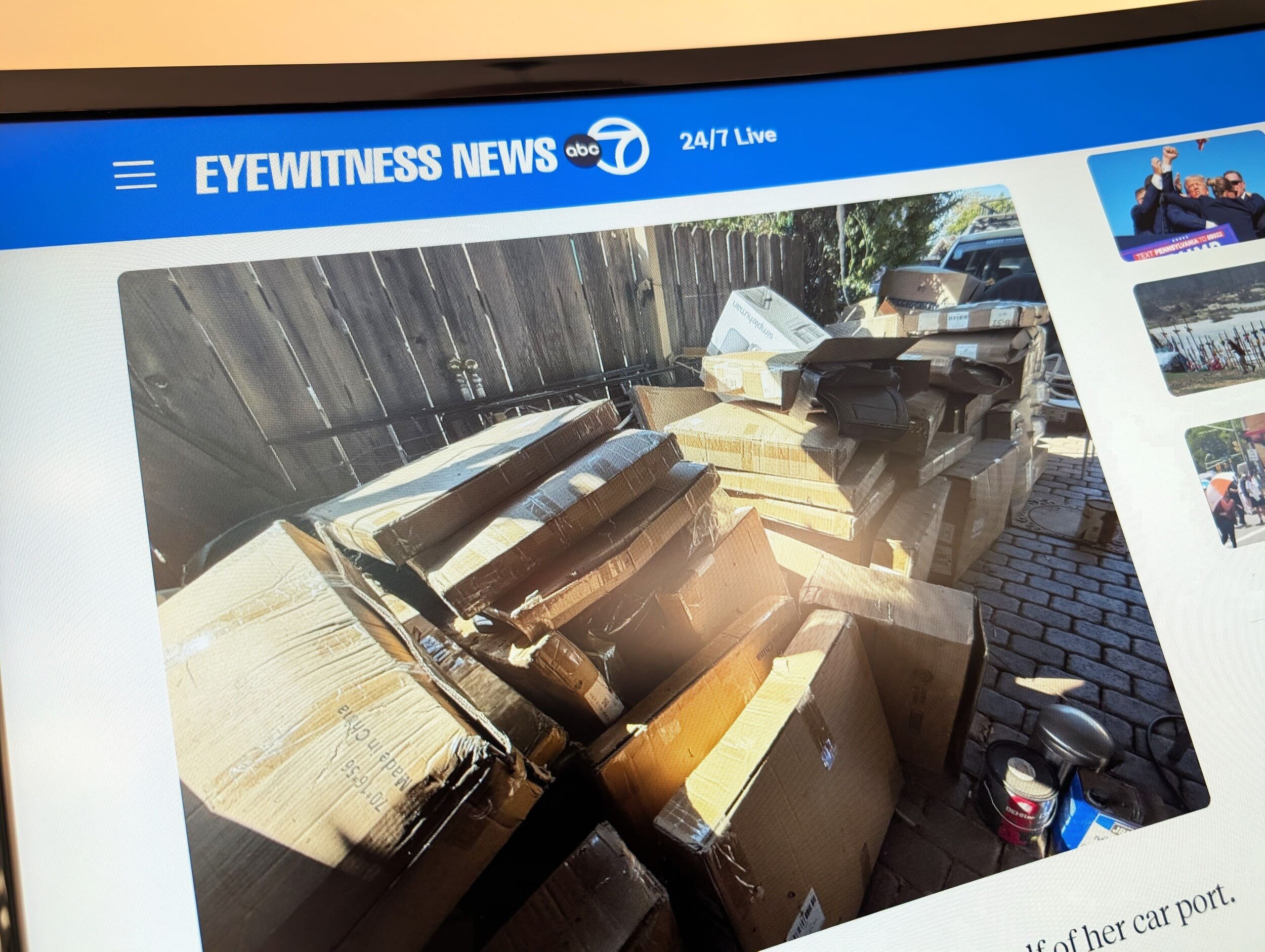 Un aperçu de l'amas de colis que doit affronter Kay tous les jours depuis des mois. © Capture d'écran du site ABC7