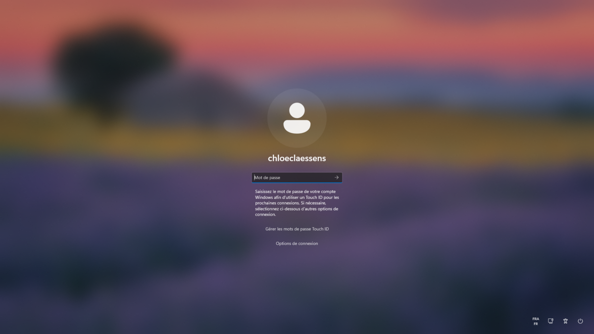 Avant d'accéder à l'écran de connexion, Windows affiche une page d'accueil dont vous pouvez vous débarrasser. © Clubic