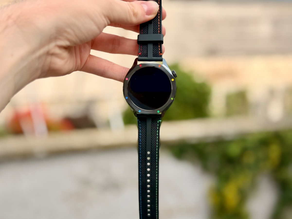 Un look assez neutre, sauf avec ce bracelet multicolore ©Mathieu Grumiaux pour Clubic