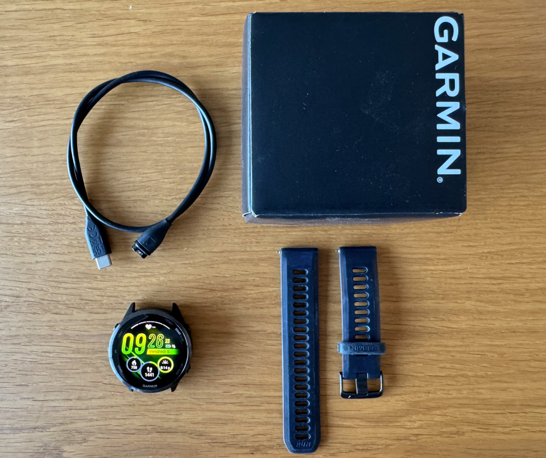 Le contenu de la boîte du Garmin Forerunner 570 ©Philippe Du Noyer pour Clubic