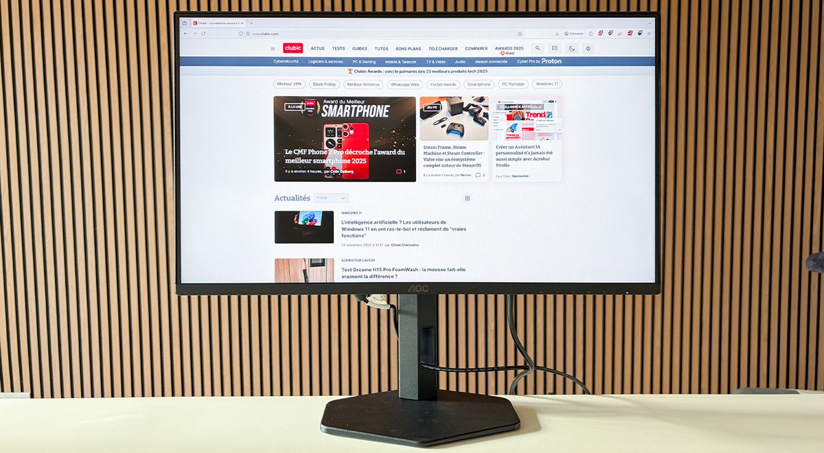 Le pied est réglable en hauteur. ©Charles Gouin-Peyrot pour Clubic