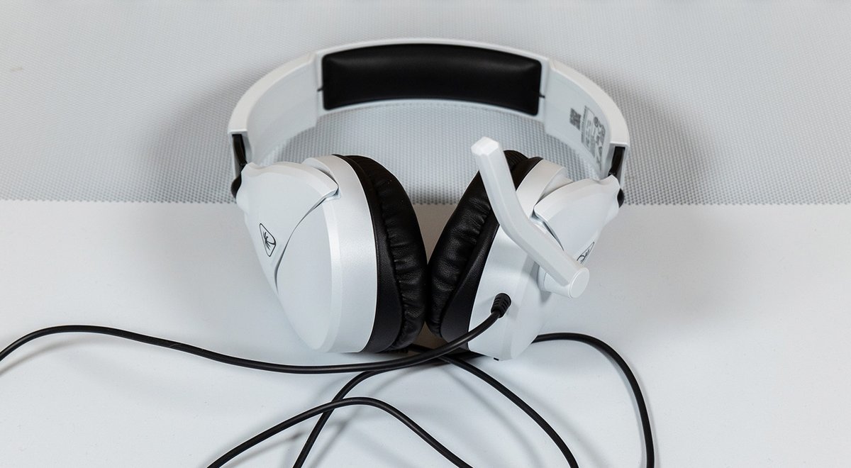 Le casque adopte un look noir et blanc très simple. ©Charles Gouin-Peyrot pour Clubic