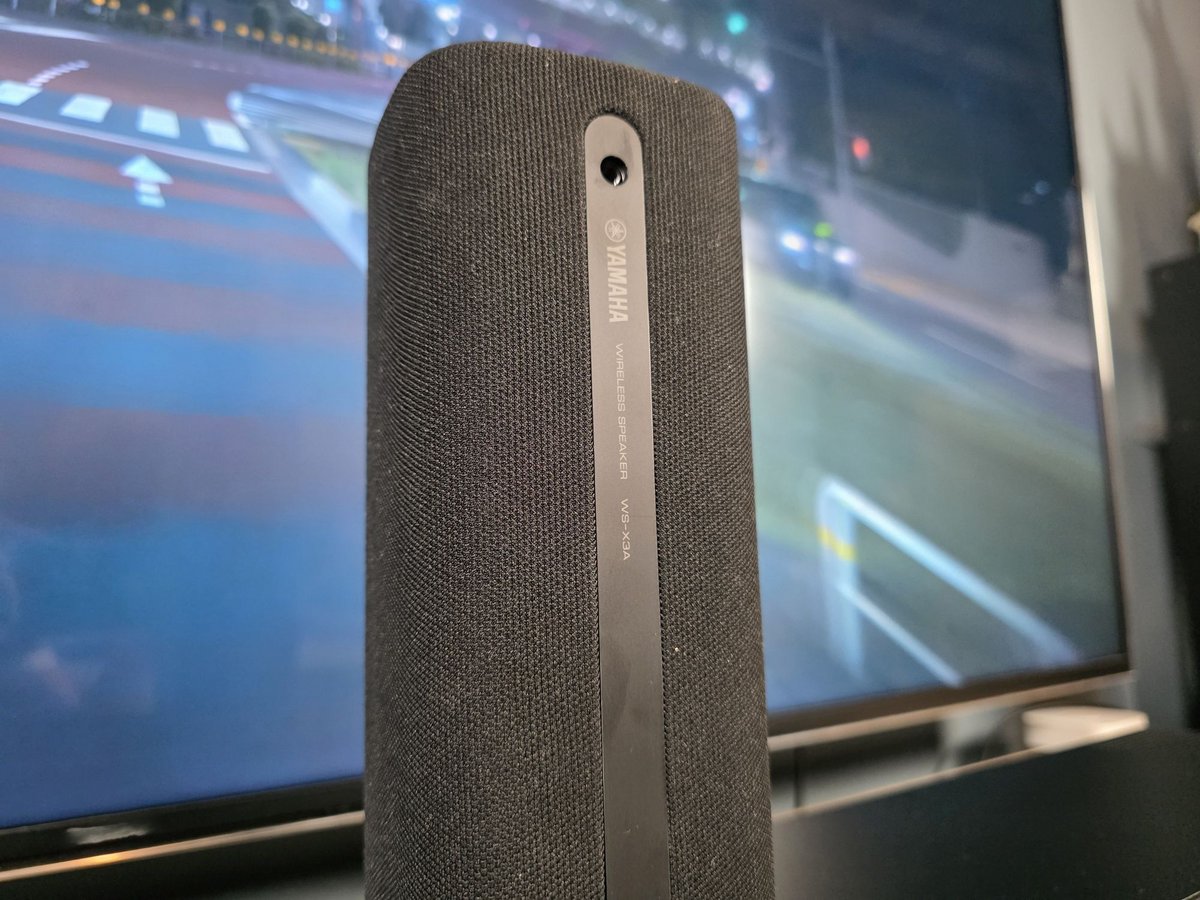 Une des bonnes idées de la Yamaha True X Surround 90A, l'utilisation de satellites Surround sur batterie  © Guillaume Fourcadier pour Clubic