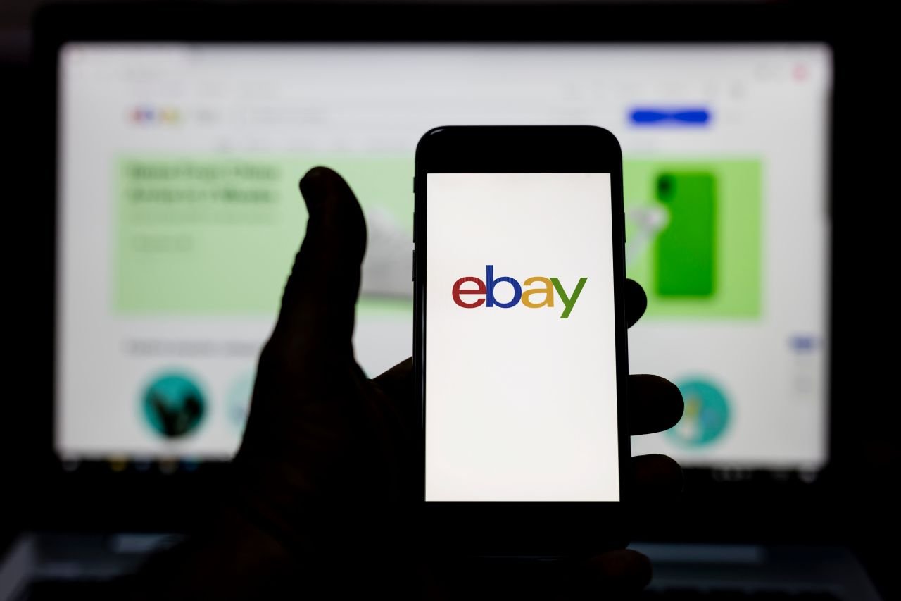Bientôt, sur eBay, les outils externes qui placent des commandes sans validation humaine devront obtenir une autorisation - ©Cincila / Shutterstock