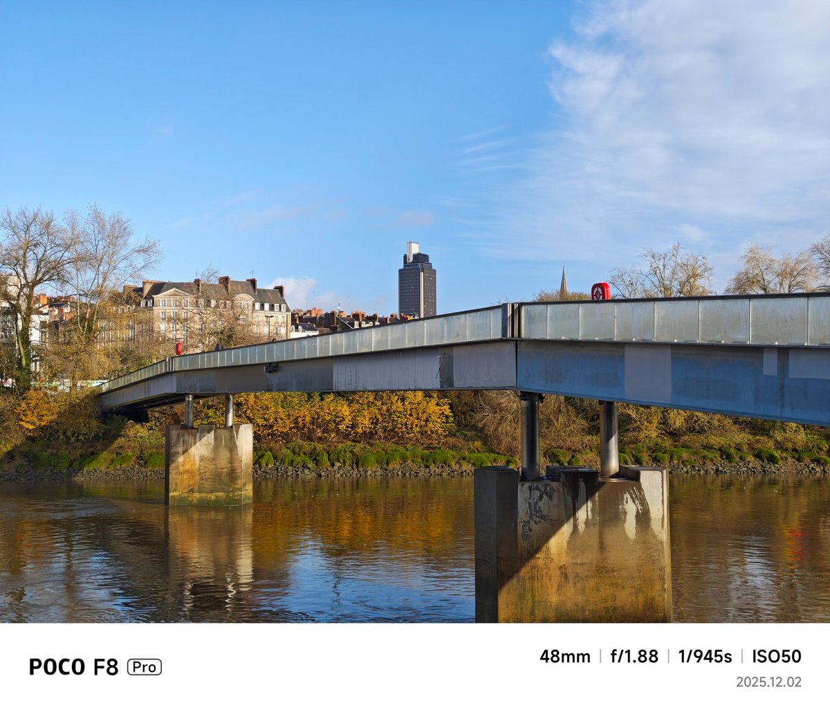 Observez la différence de colorimétrie entre le zoom numérique 2x et optique 2,5.