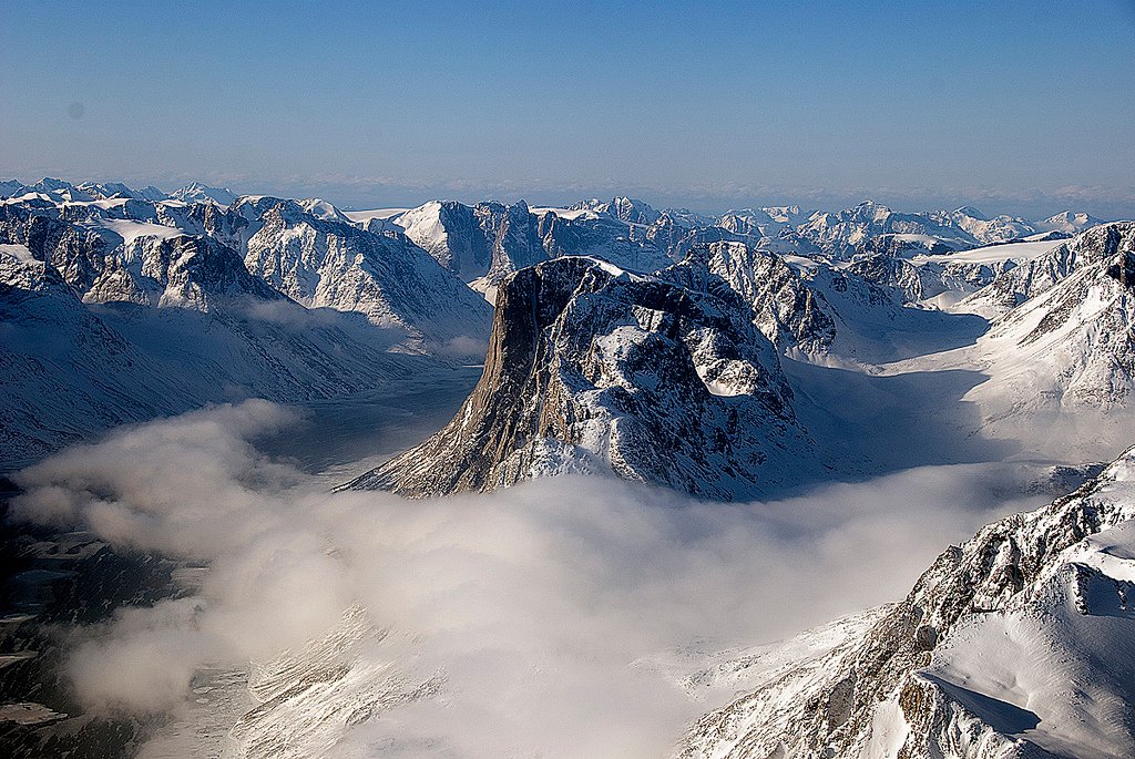 Le long des fjords, ces glaciers sont aussi d'impressionnantes montagnes... © NASA / JPL-Caltech