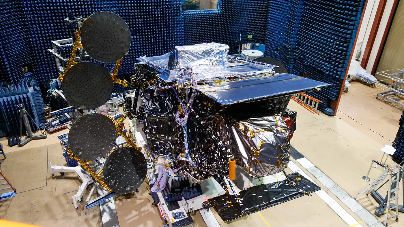 L'instrument TEMPO (que l'on voit ici recouvert de protection thermique sur l'avant du satellite) est tout petit par rapport au grand Intelsat 40e © MAXAR