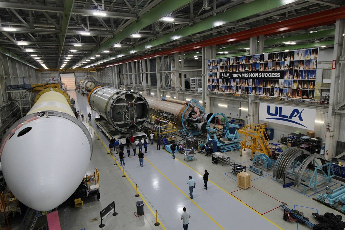 Le site de production d'United Launch Alliance à Detatur (Alabama). On y voit ici un booster de Delta IV Heavy à gauche, et un premier étage d'Atlas V à droite . Crédits ULA