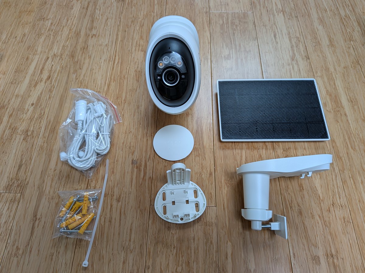 Le contenu de la boîte de la caméra Tapo C660 Kit. Notez la présence de vis et chevilles ainsi que d'une rallonge USB-C de 3,66m pour, si besoin, déporter le panneau solaire. ©Nicolas Guyot pour Clubic