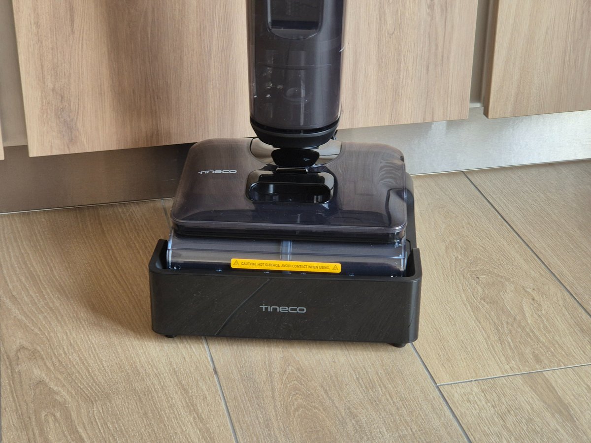 La tête de lavage et la station du Tineco Floor One S7 Steam Stretch ©Camille Fontaine pour Clubic