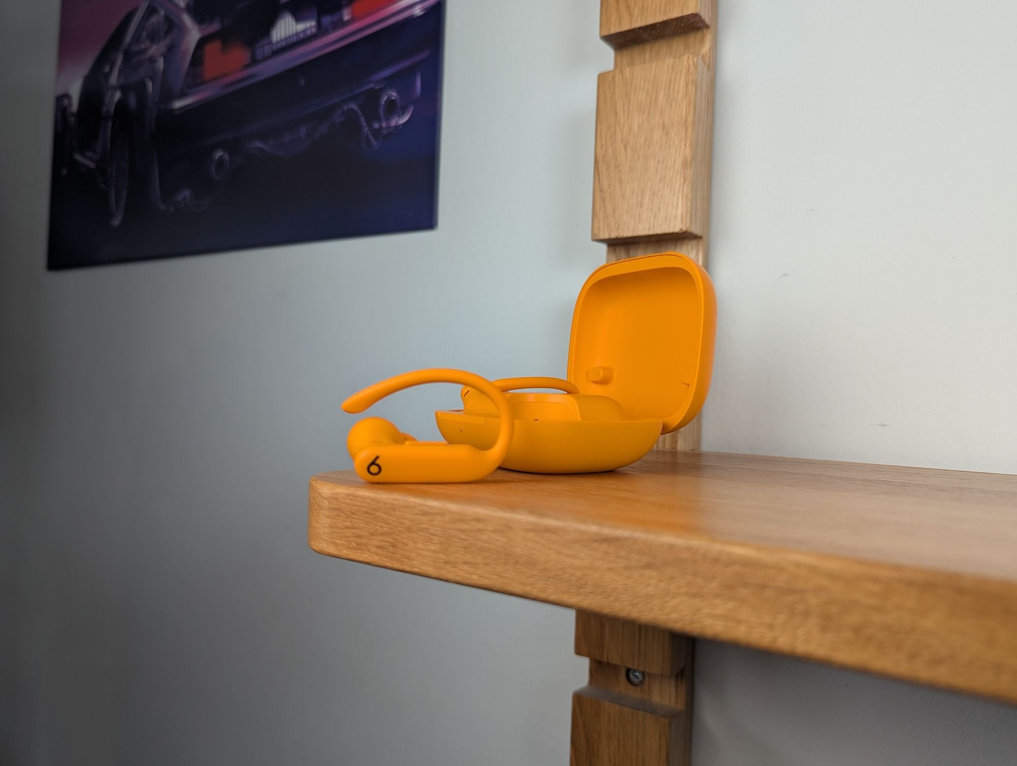 Des écouteurs format tour d'oreille, avec la puce Apple. © Guillaume Fourcadier