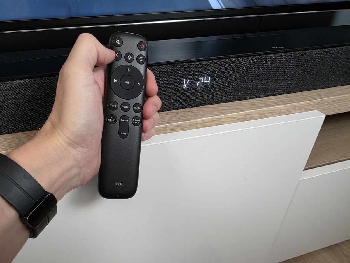 La télécommande de la TCL Q65H est tout à fait complète, et compléter par un afficheur simple mais lisible © Guillaume Fourcadier pour Clubic