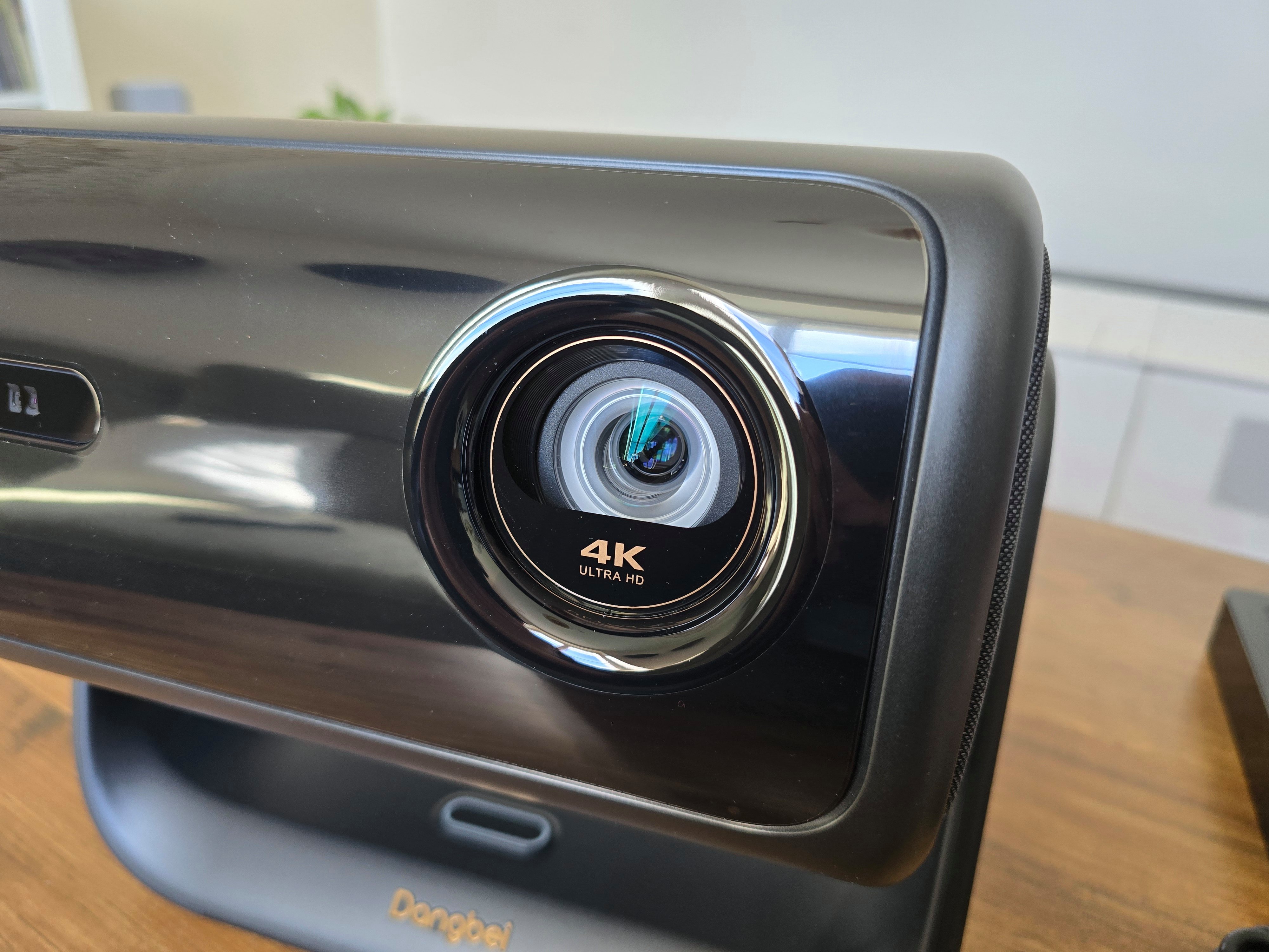 Le Dangbei MP1 Max propose une optique avec une source lumineuse hybride.  © Matthieu Legouge