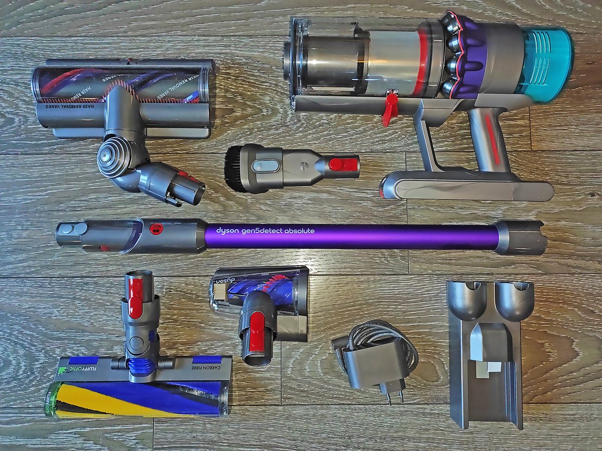 Le Dyson Gen 5 et ses accessoires à la sortie de l'emballage  © Sylvie Box pour Clubic