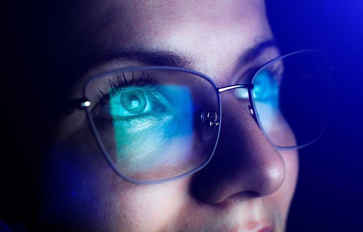 Quels sont les réels effets de la lumière bleue sur nos yeux ? Clubic fait le point avec des spécialistes. © Only_NewPhoto / Shutterstock