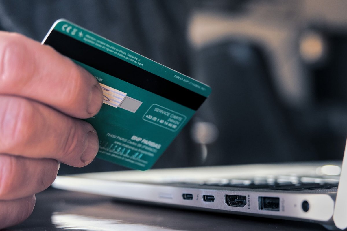 De nombreuses cartes bancaires restent encore exploitables par les hackers © Igor Paszkiewicz / Shutterstock.com