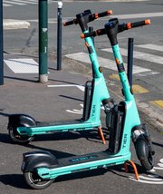 Trottinettes électriques, rien ne va plus ! Les ventes continuent de chuter, la législation se durcit