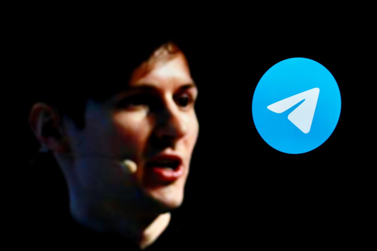 Pavel Durov apparaît en fond, à côté du logo de Telegram © Shutterstock