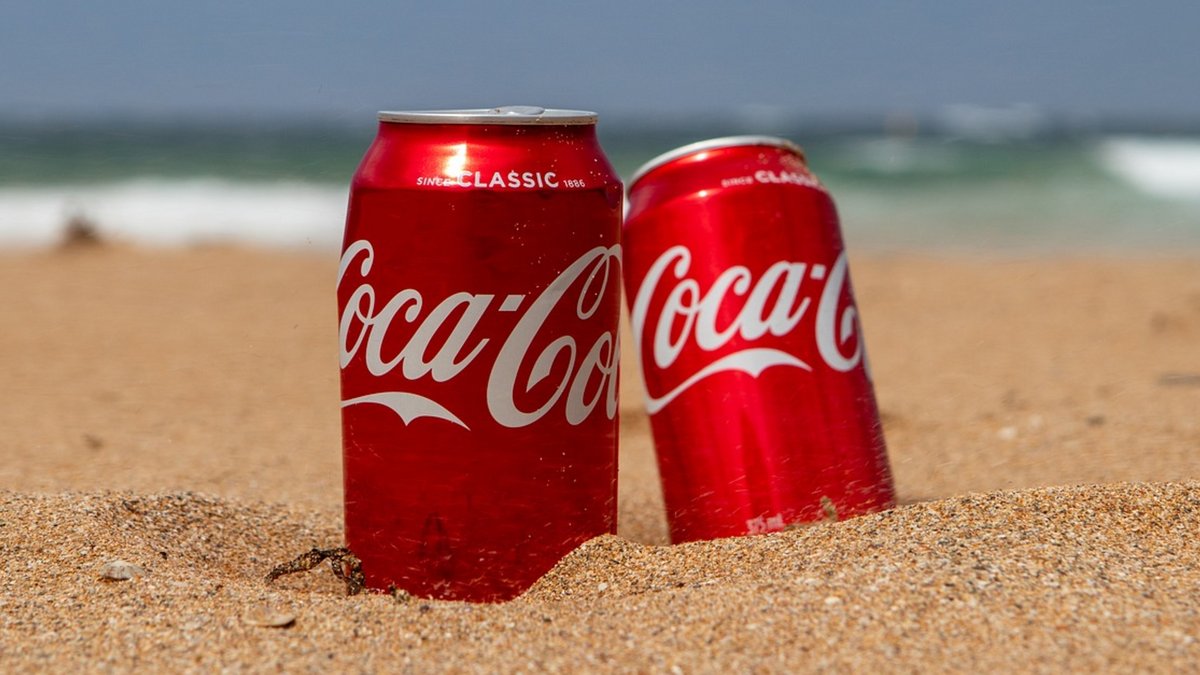 Vous aurez plus de chance de voir des canettes Coca-Cola sur la plage cet été que sur Facebook (© Pixabay)