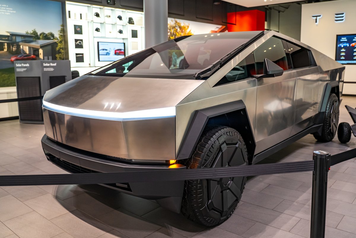 Un Cybertruck de Tesla exposé © Iv-olga / Shutterstock.com