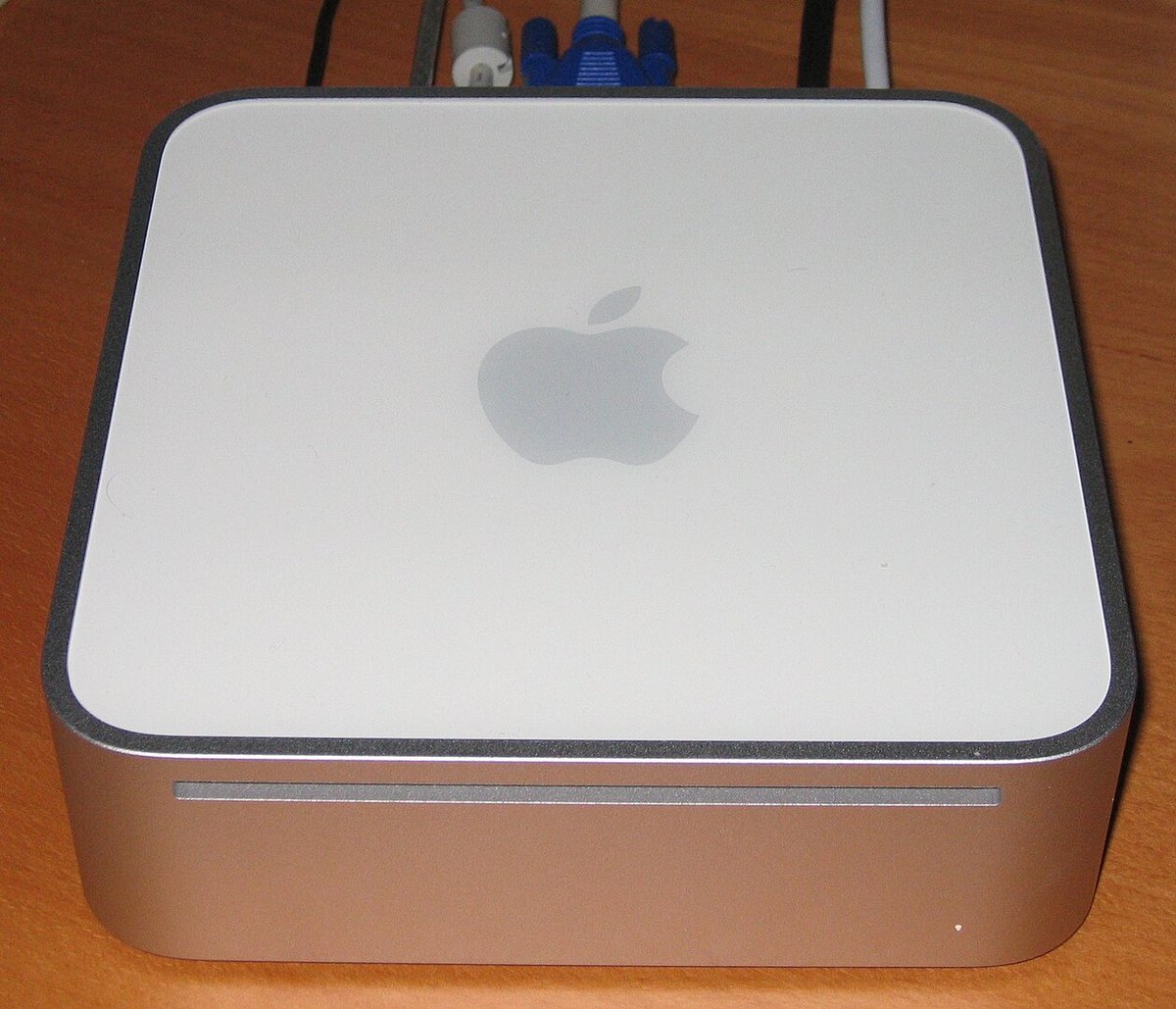 Le Mac mini millésime 2005, avec son châsss en aluminium et polycarbonate blanc // © Wikimedia