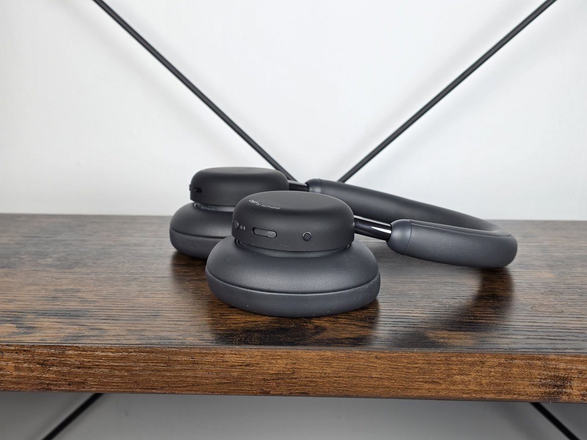 Pas pliable, ce casque Bluetooth possède pourtant des coques rabattables  © Guillaume Fourcadier pour Clubic