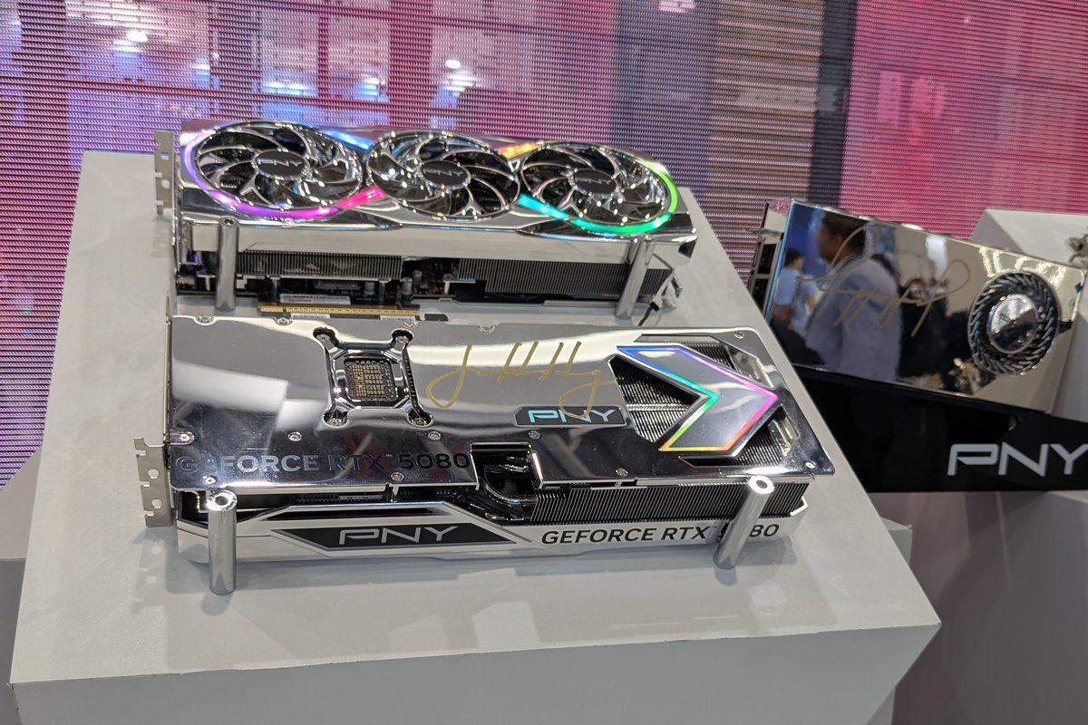 La PNY GeForce RTX 5080 Iron Core dédicacée par le boss de NVIDIA. ©Nicolas Guyot pour Clubic
