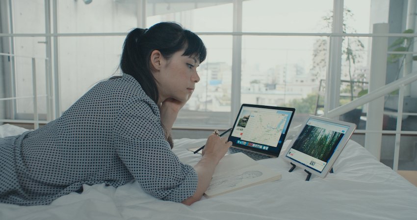 Utilisation de Duet Display sur iPad comme second écran connecté à un ordinateur portable, pour gagner en confort et productivité. © Duet Display