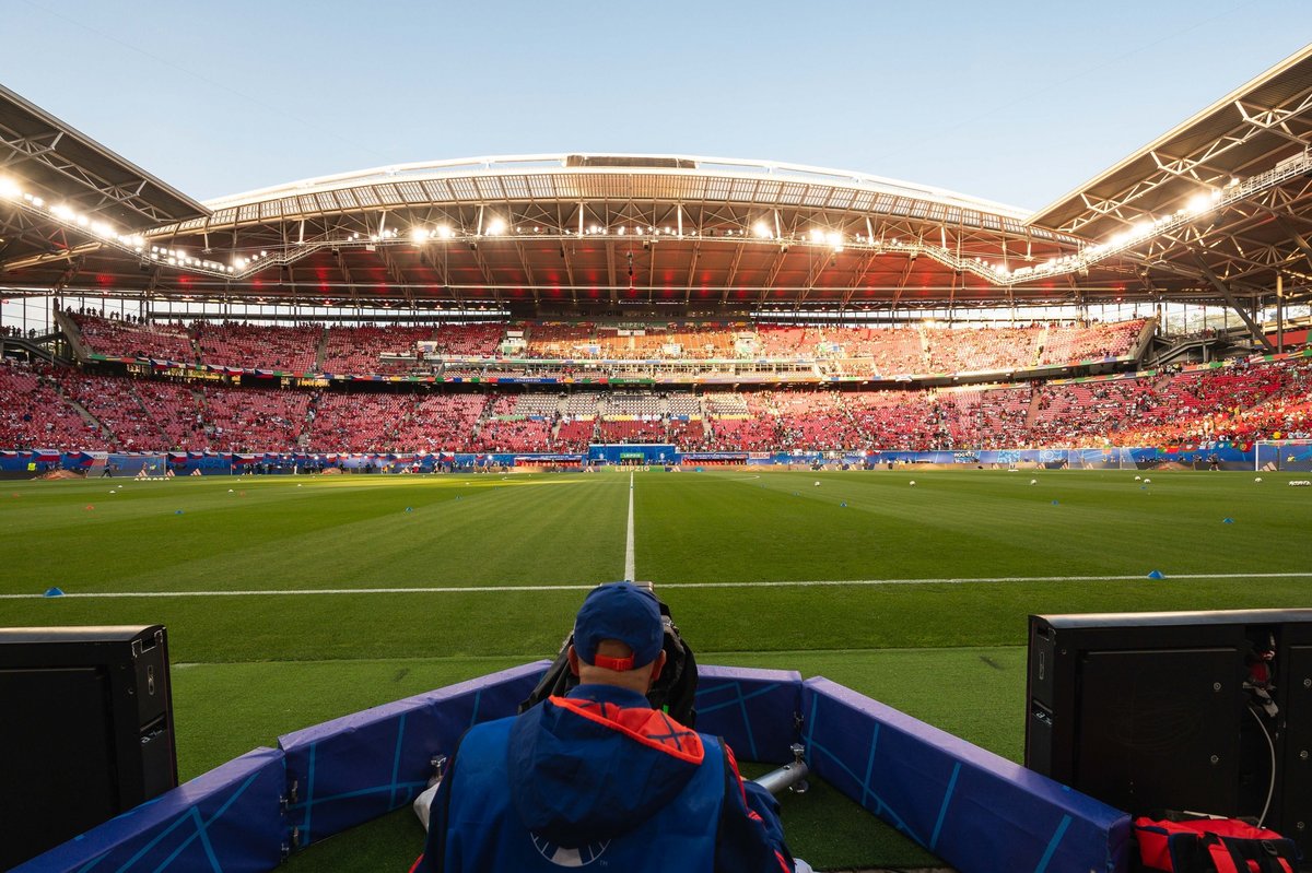 En bas d'image, un caméraman durant un match de l'Euro 2024 © Shutterstock / Dziurek
