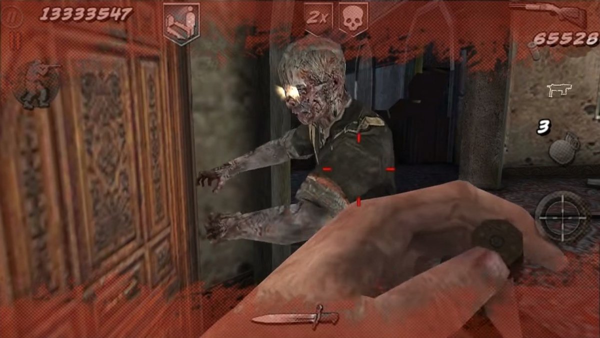 Une attaque de zombie de près met le joueur en danger dans un couloir étroit. - © Call of Duty: Black Ops Zombies