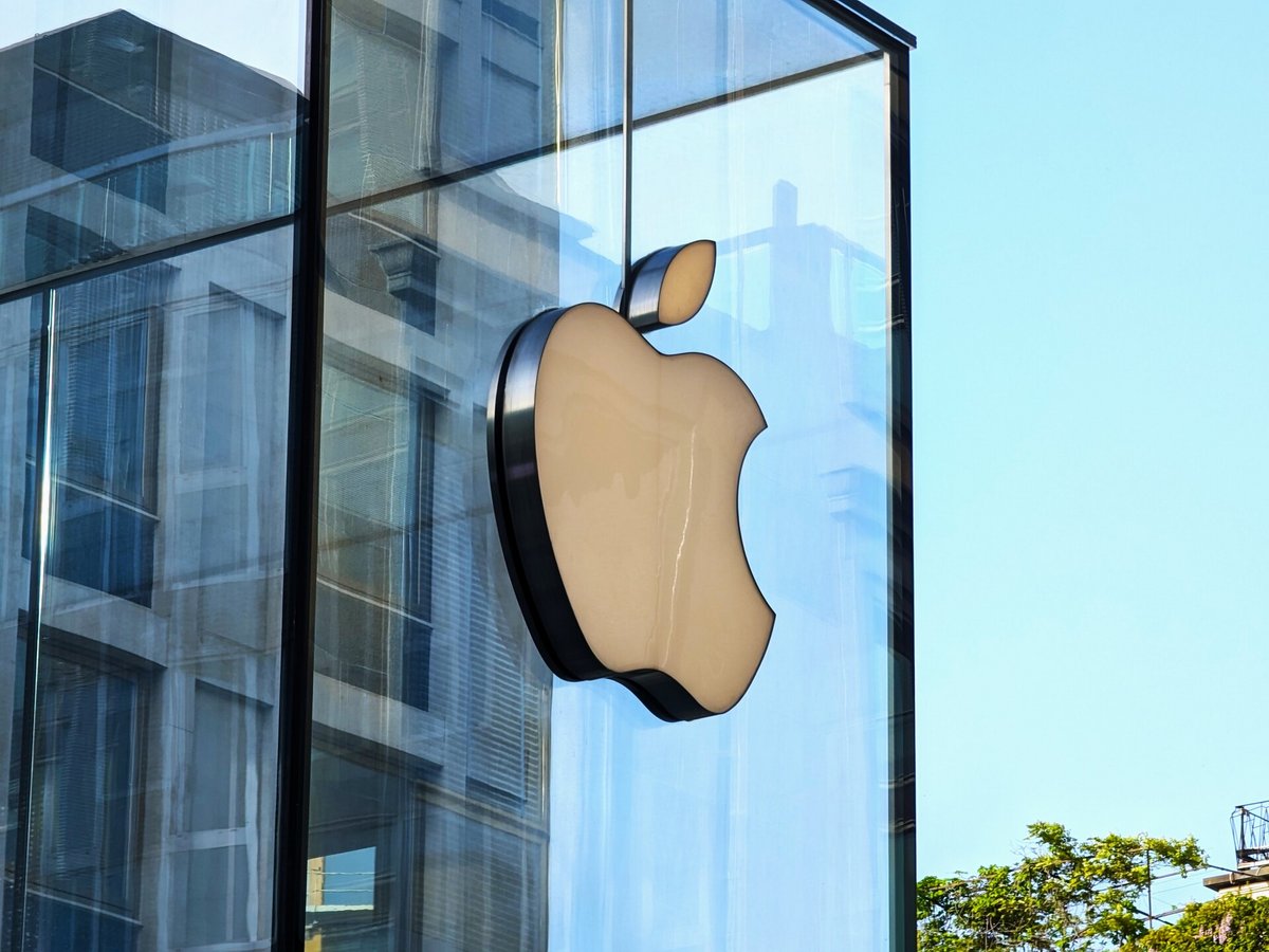 Le logo Apple, sur la façade vitrée d'un Apple Store © Alexandre Boero / Clubic