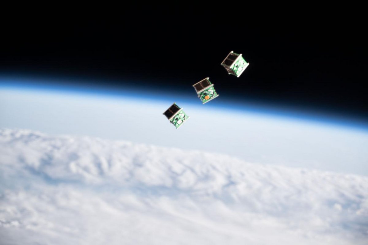 Trois petits CubeSats 1U, quelques secondes après leur éjection depuis l'ISS. Crédits NASA