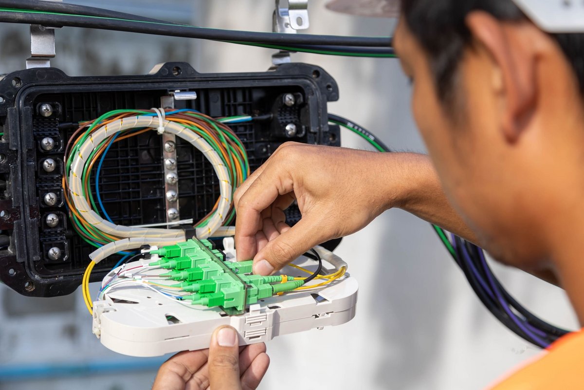 L'État offrira jusqu'à 1 200 euros pour le raccordement à la fibre optique © SatawatK / Shutterstock