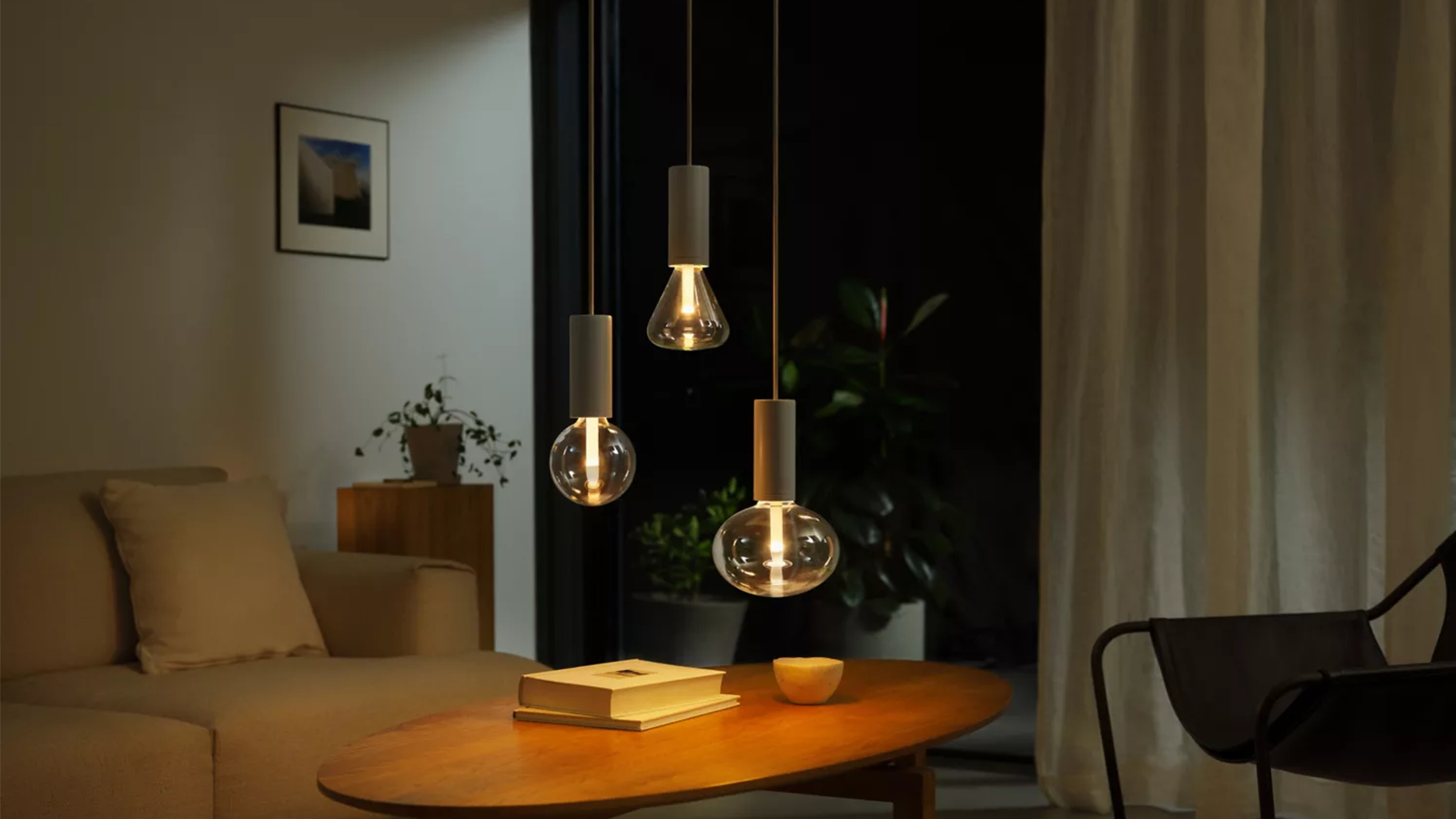 L'ampoule connectée Hue E27 Ellipse (celle de droite) peut prendre la couleur que vous souhaitez. © Phillips