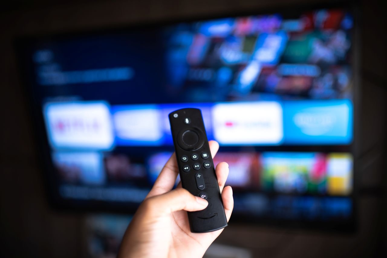 Une fonctionnalité importante pour beaucoup d'utilisateur refait son apparition sur le fire Stick TV 4K Select. © Anna Quelhas / Shutterstock