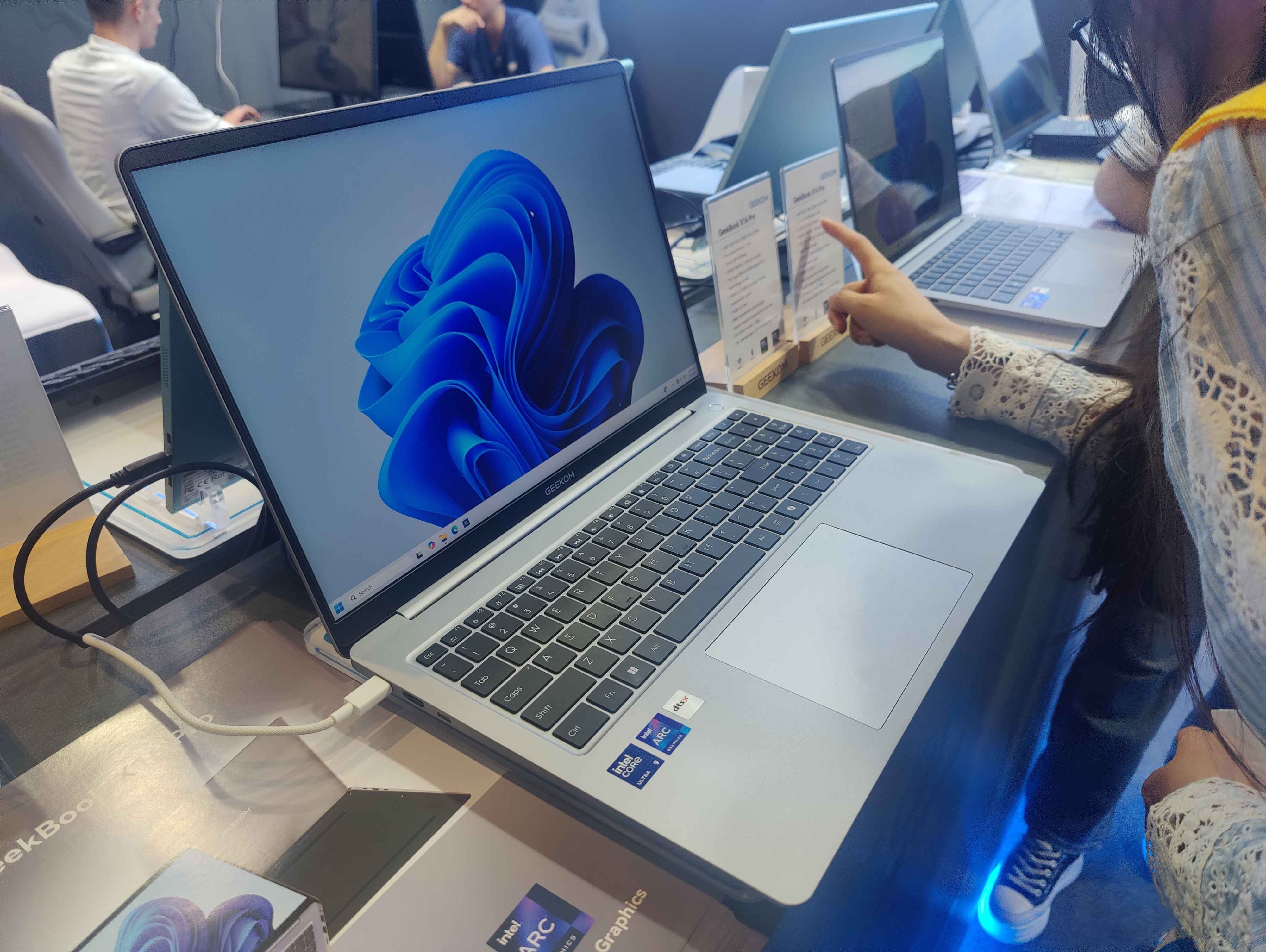 ... et voici son grand frère le GeekBook X16 Pro. 