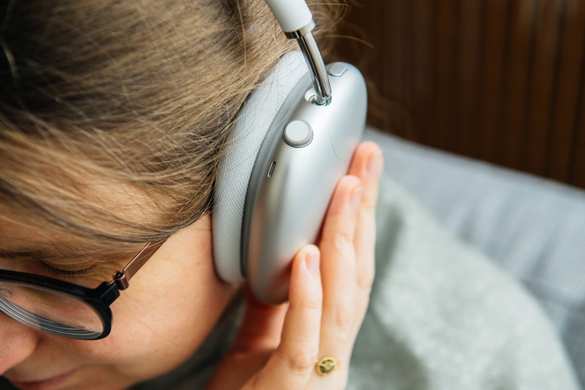 Les AirPods Max, qui proposent une fonctionnalité de réduction active du bruit. © Hadrian / Shutterstock.com