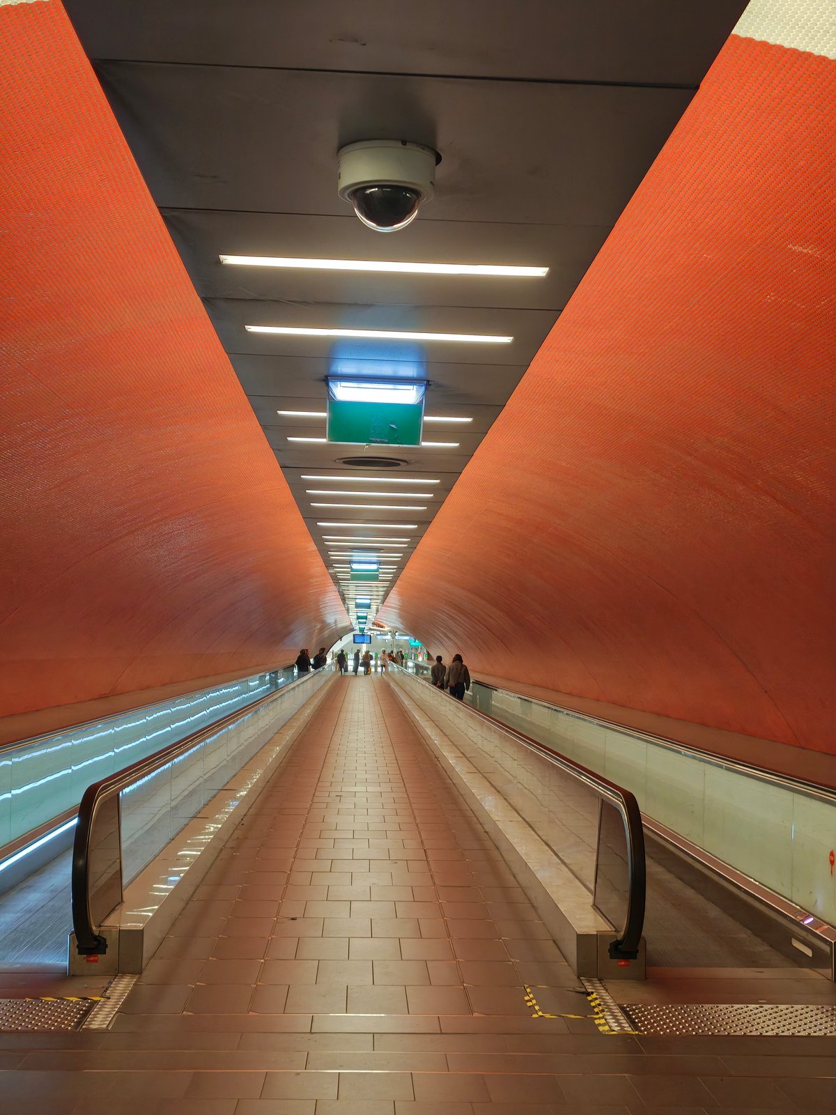 Main levée, éclairage intérieur normal. ©Marc Mitrani pour Clubic