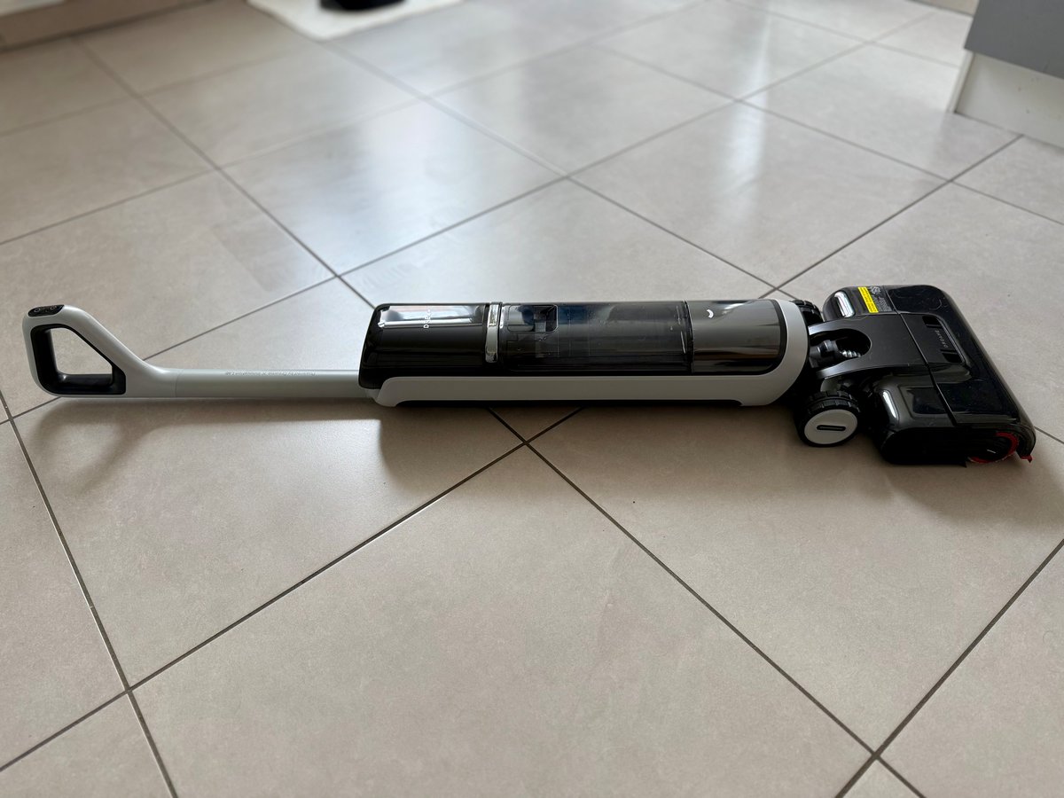 Le Dreame H15 Pro Heat peut passer sous les meubles automatiquement © Mathieu Grumiaux pour Clubic