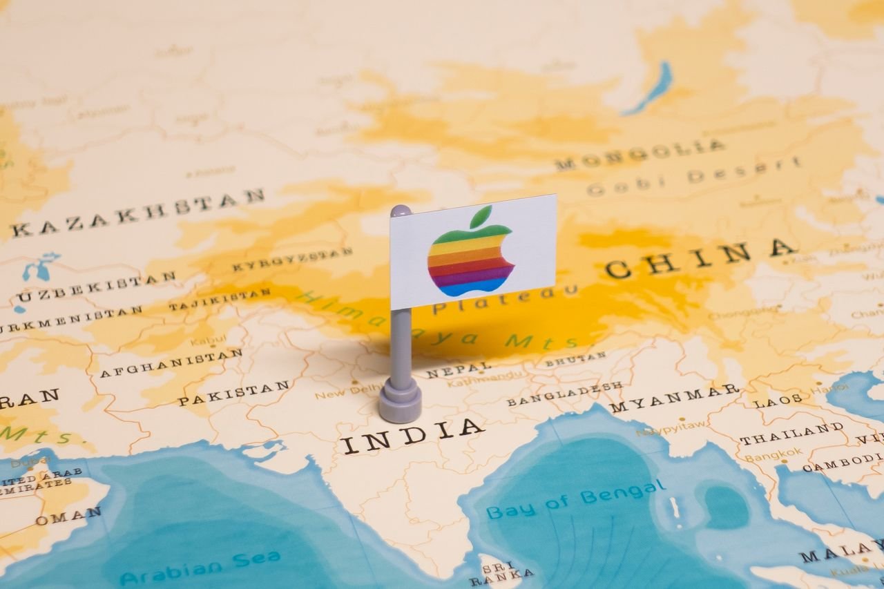 Une carte de l'Asie affichant la Chine et l'Inde, avec un drapeau d'Apple posé sur l'Inde © Hyotographics / Shutterstock