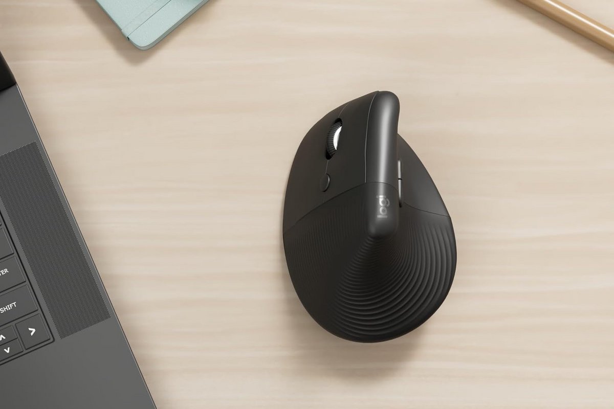 La souris Logitech Lift pour gauchers s'affiche à seulement 37,46€ sur Amazon. ©Logitech