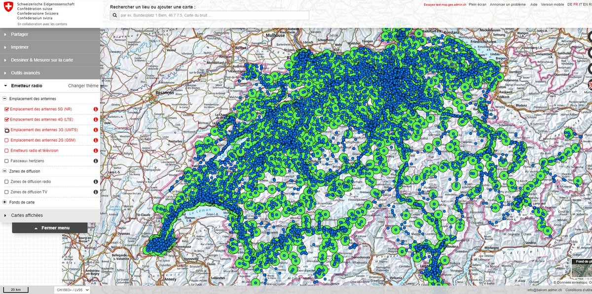 Les points verts représentent les antennes 5G actives. Les points bleus, bien plus nombreux, les antennes 4G fonctionnelles (© Données swisstopo, OFCOM)