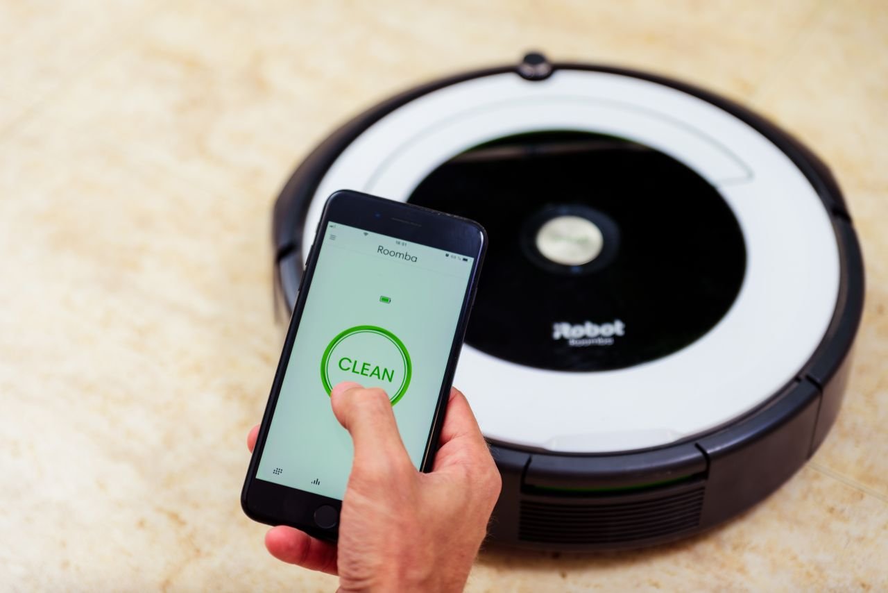 Le rachat d'iRobot par la Chine pose la question de la sécurité des données personnelles de la clientèle américaine et européenne - ©JCDH / Shutterstock