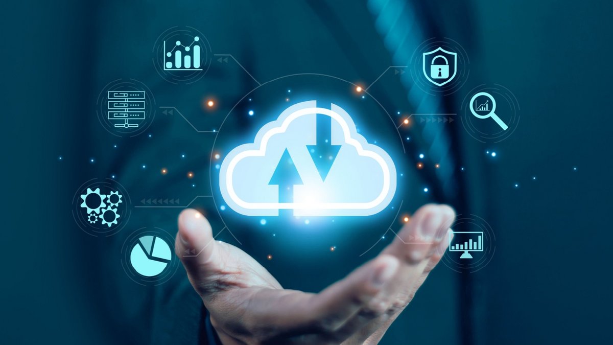 L’hébergement cloud consiste à stocker et gérer des données ou des sites web sur plusieurs serveurs distants interconnectés via Internet, plutôt que sur un seul serveur physique local - © Shutterstock