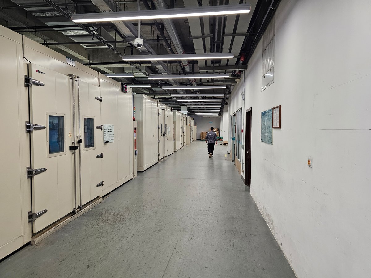 Le laboratoire de fiabilité est une véritable salle de torture pour téléviseurs et vidéoprojecteurs © Matthieu Legouge pour Clubic