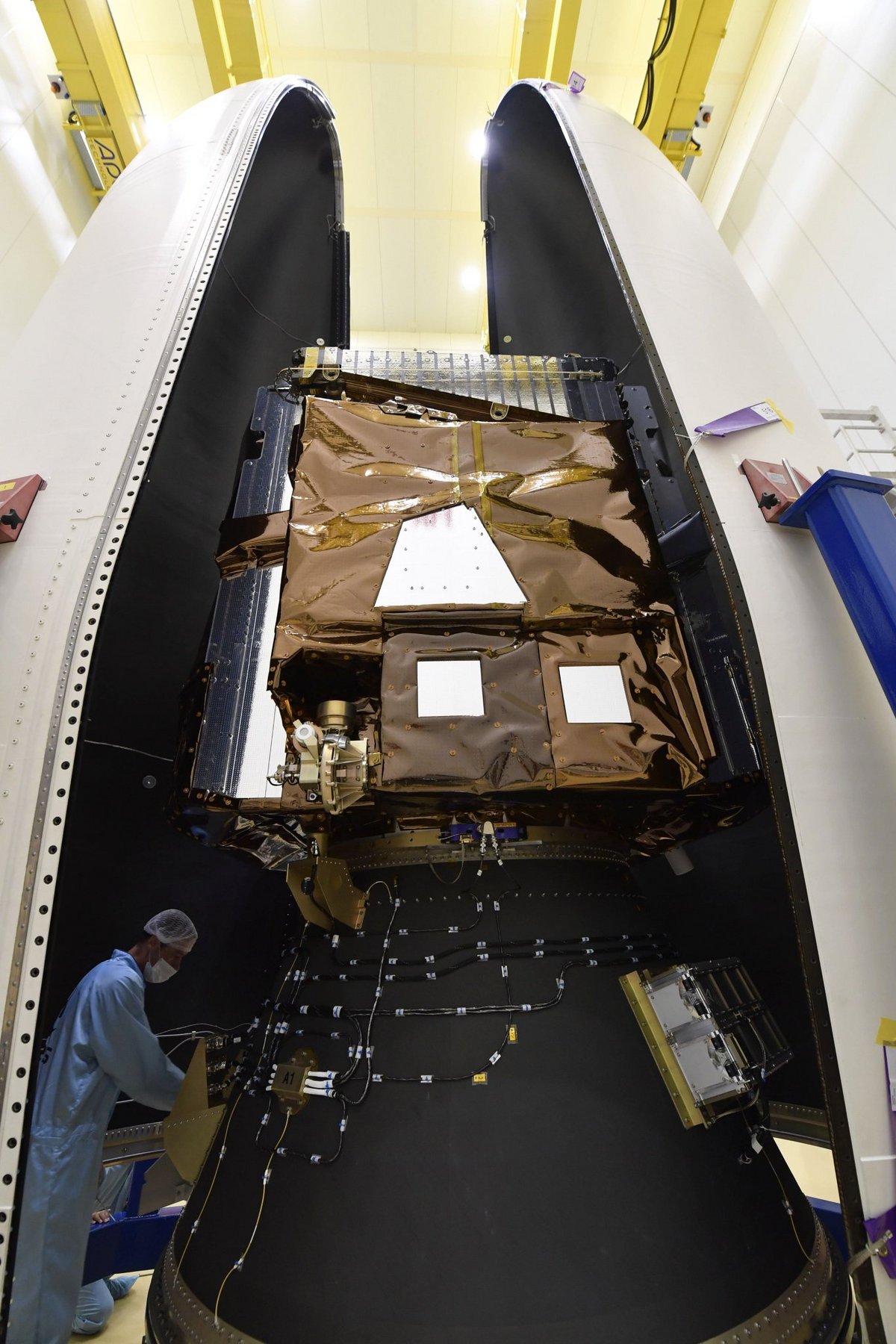 Un satellite Pléiades Neo lors de la mise sous coiffe en Guyane. Crédits Airbus Defence & Space