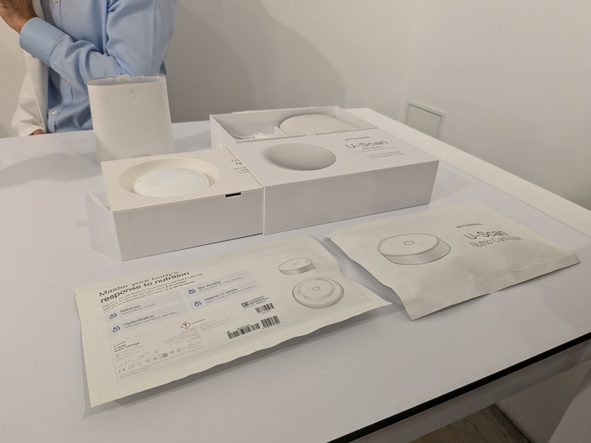 Le contenu de la boîte du U-Scan. On distingue au fond à gauche la station de nettoyage du galet. Une cartouche aurait une durée de vie moyenne de 3 mois. ©Nicolas Guyot pour Clubic