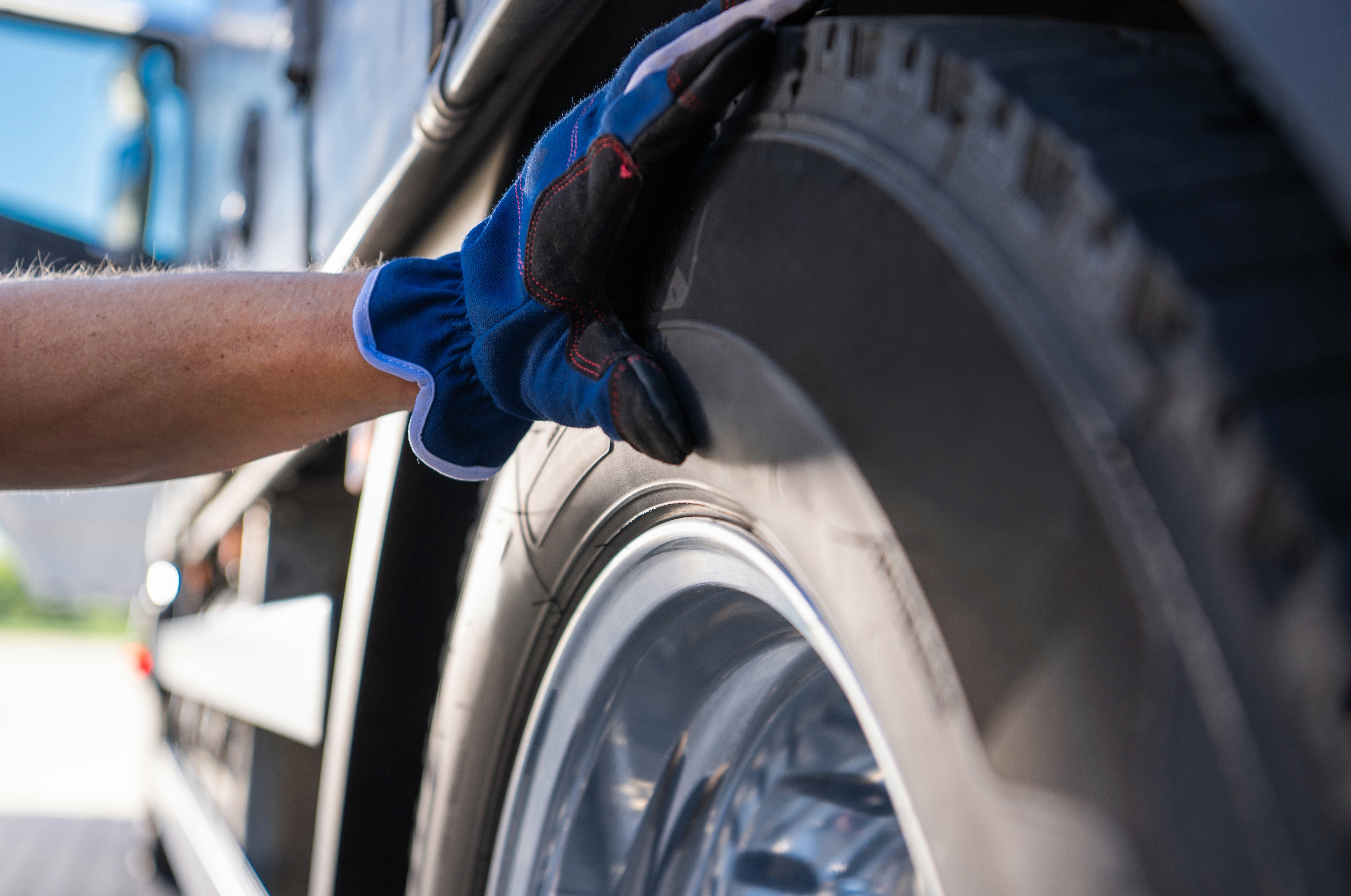 Durant son trajet, le camion devait éviter vibrations et secousses trop violentes, sous peine de compromettre le confinement des antiprotons. © Virrage Images / Shutterstock