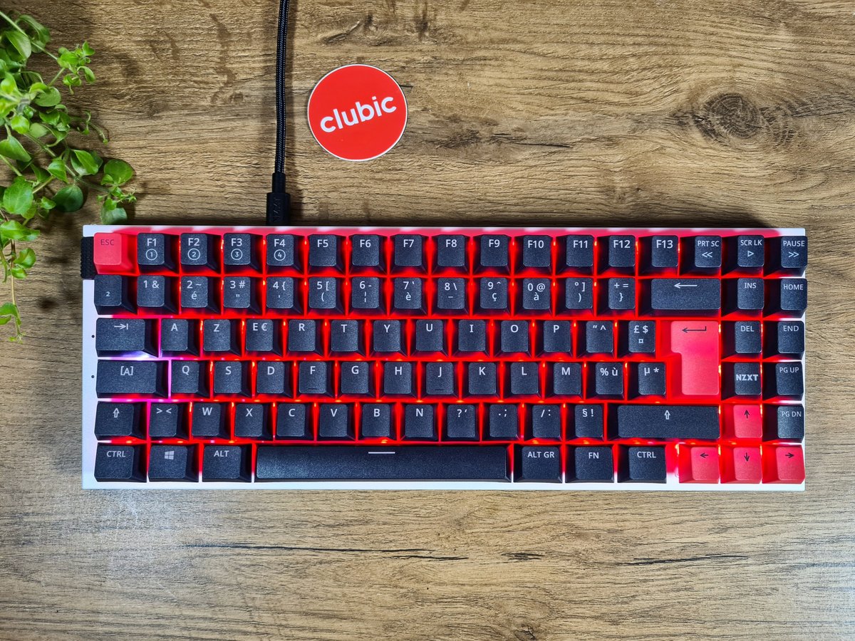 Les keycaps en PBT ne laissent pas passer l'éclairage à travers les touches ...© Matthieu Legouge pour Clubic