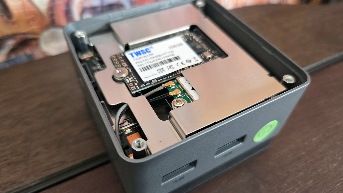 Remarquer les deux petits fils pour les antennes Wi-Fi et Bluetooth. ©Nerces pour Clubic